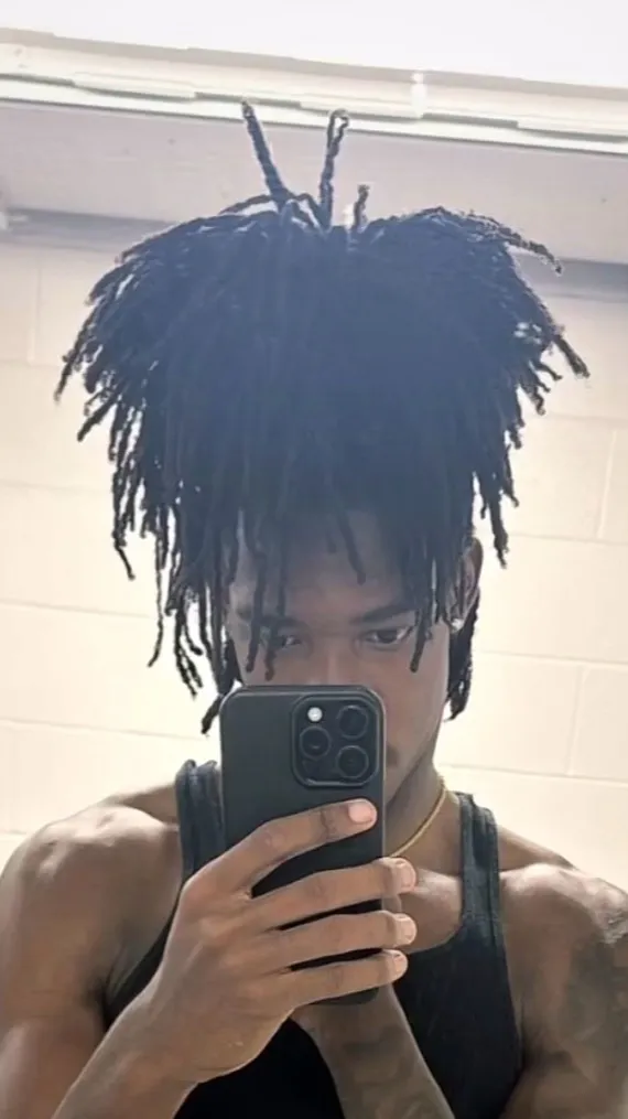 ai character: Mari🧟 background