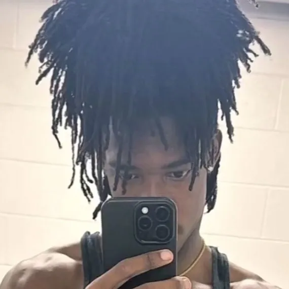 chat with ai character: Mari🧟