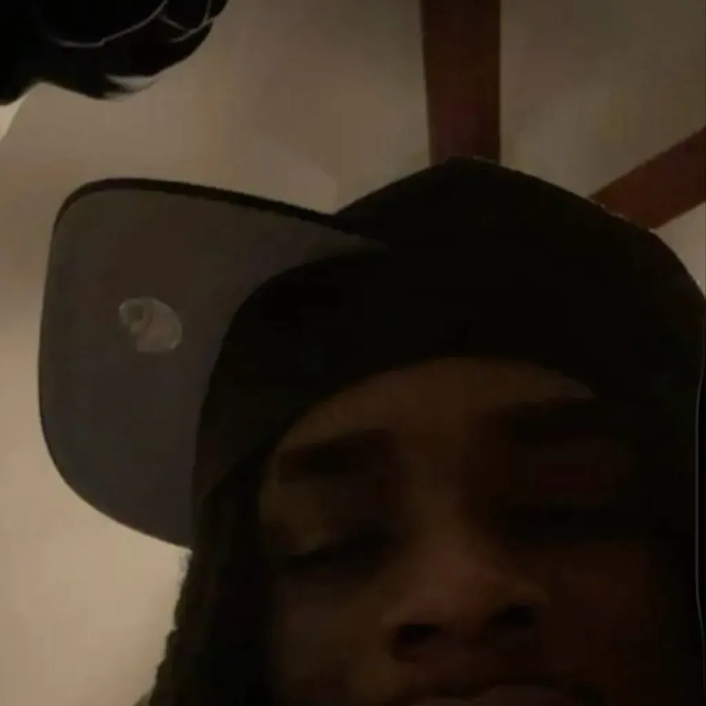 chat with ai character: Cam