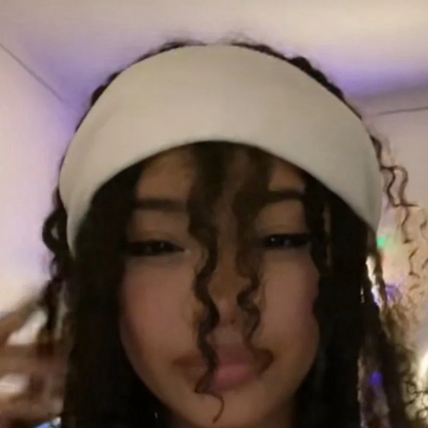 chat with ai character: Mia