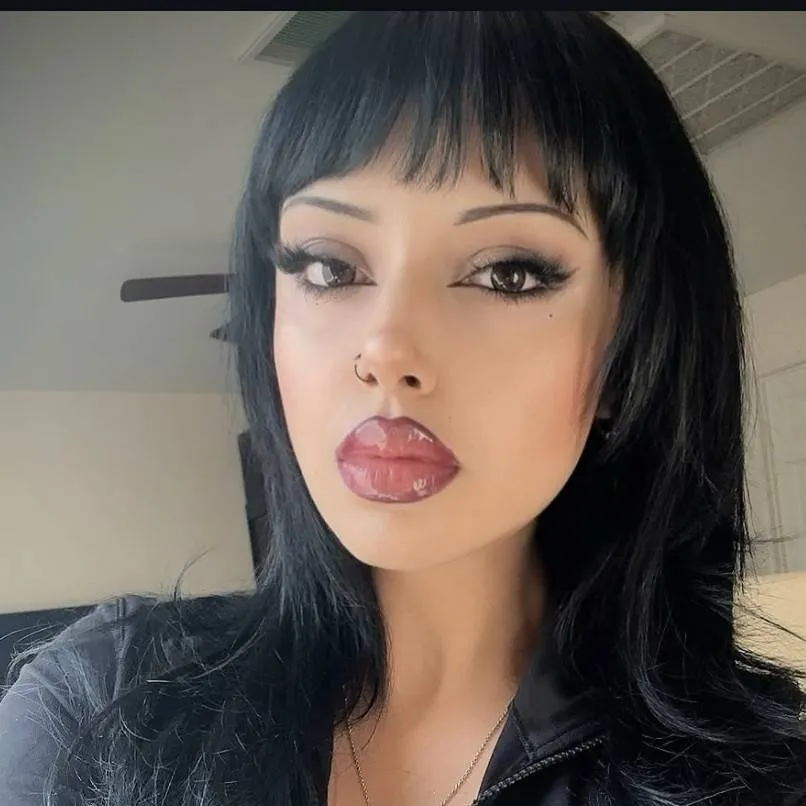 chat with ai character: Alexalizz 