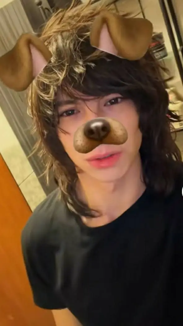 ai character: klingee333  background