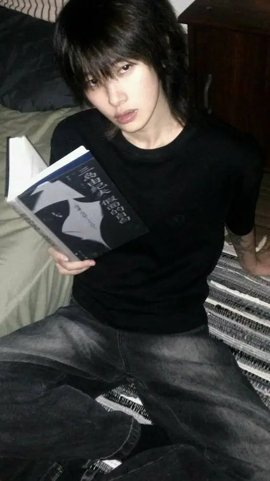 ai character: 𝔁 𝓮 𝓷  background