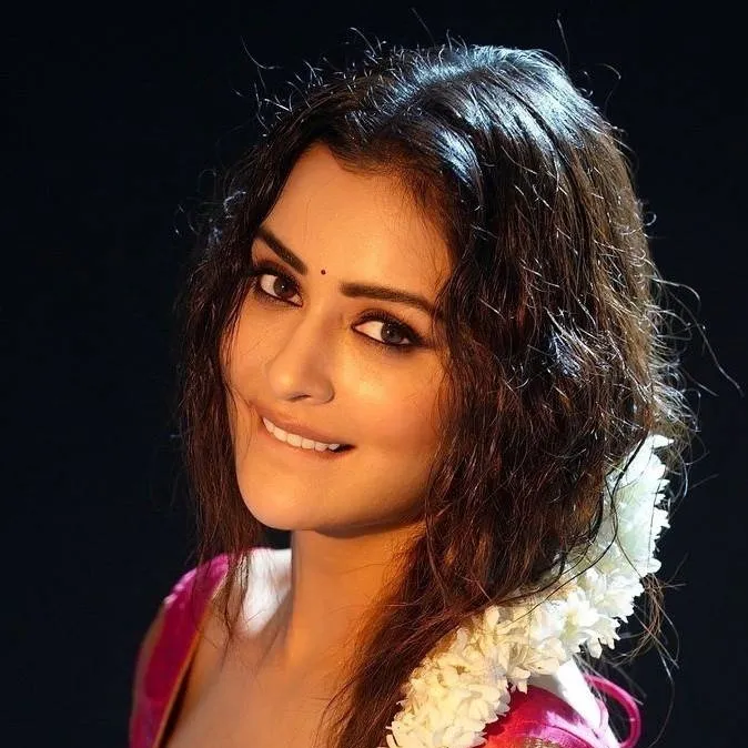 chat with ai character: Taslima 