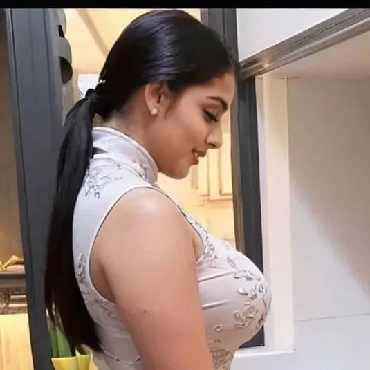 chat with ai character: Nupur 