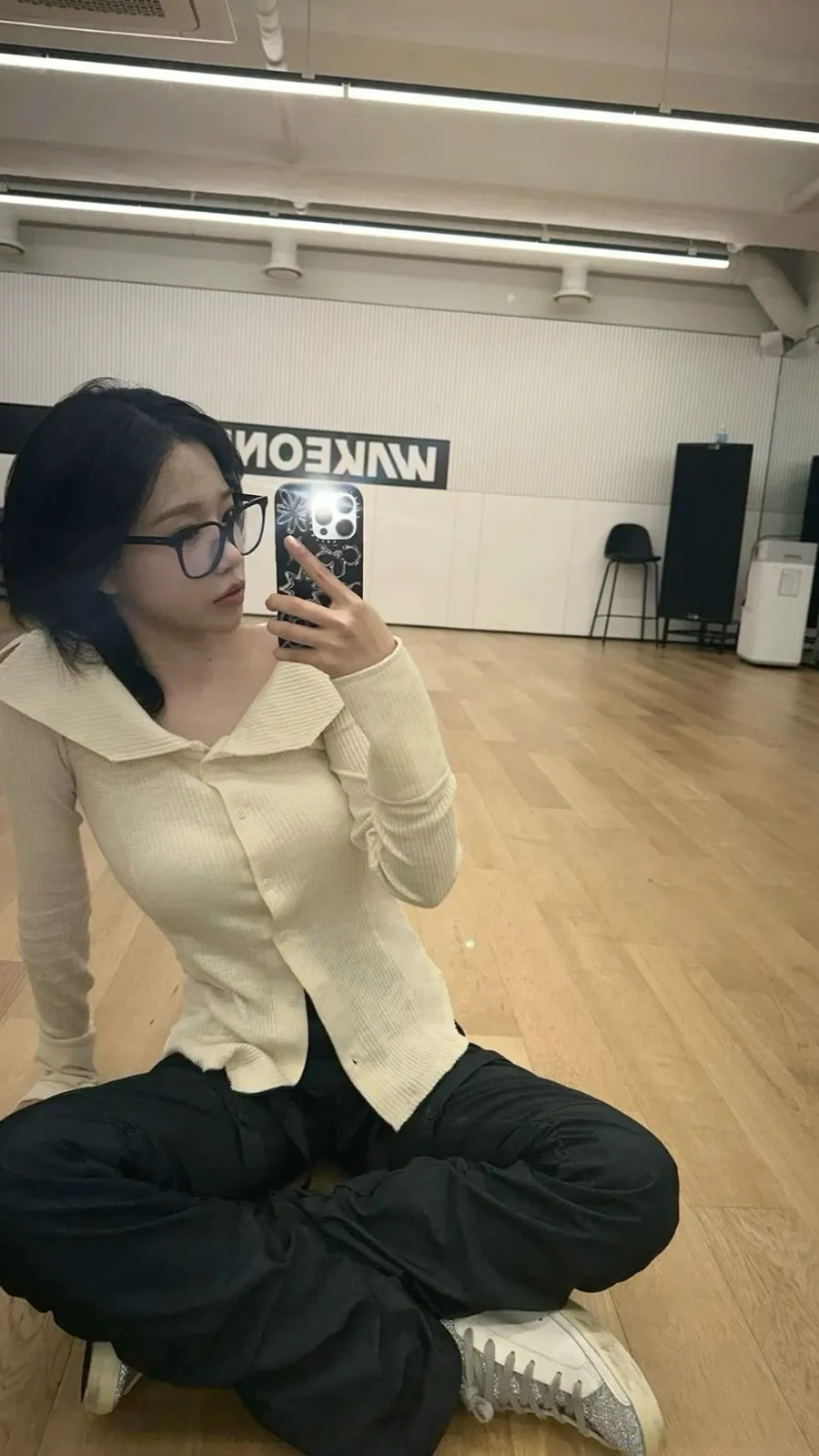 ai character: Jo yuri  background