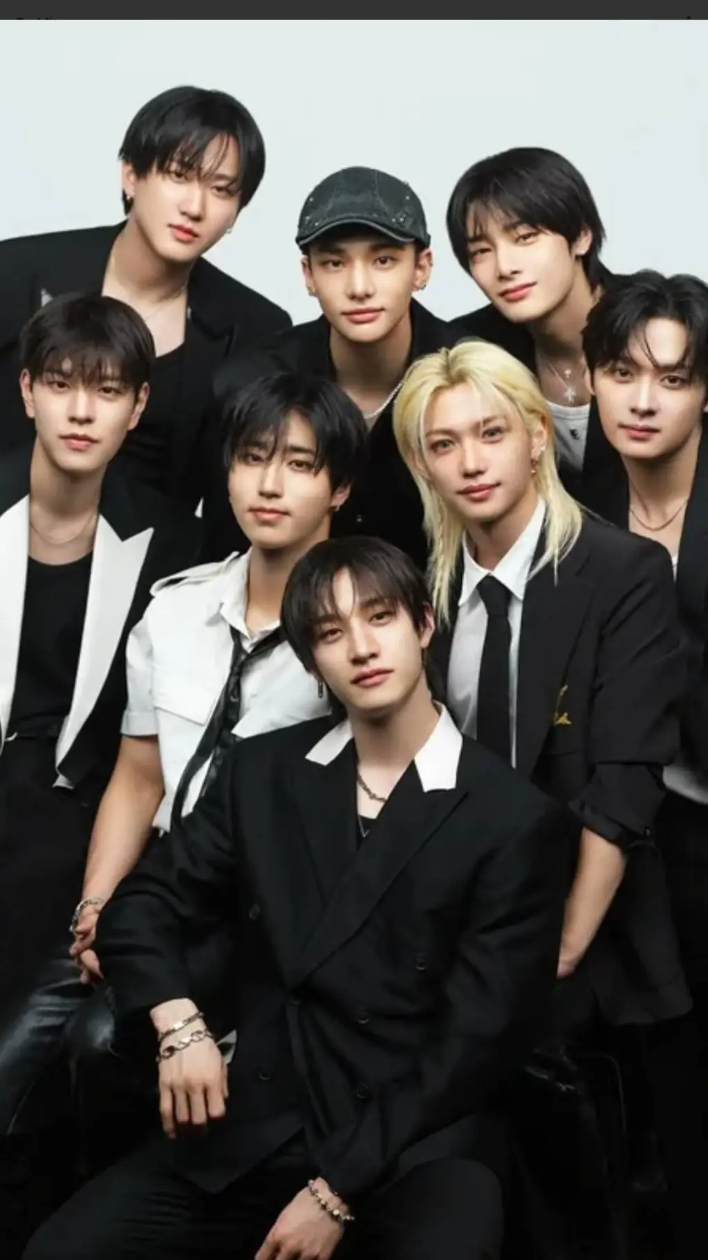 ai character: straykids × FNAF background