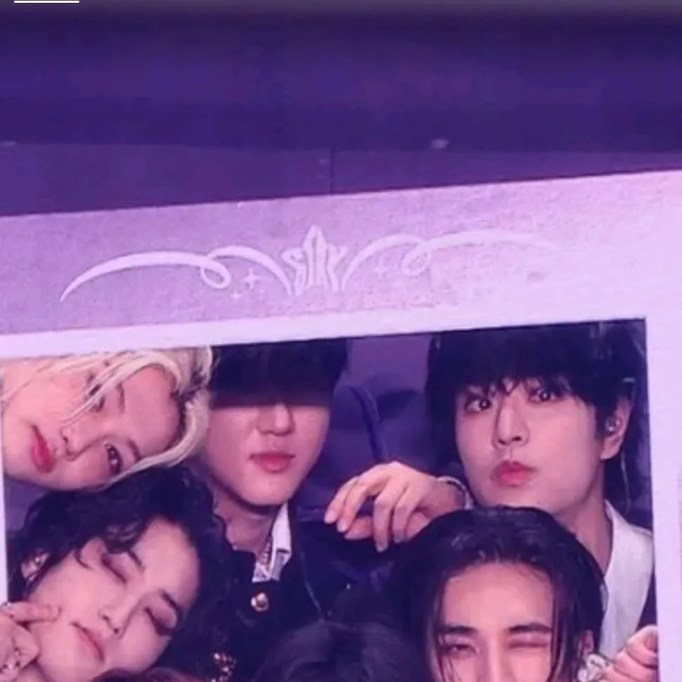 chat with ai character: skzzz