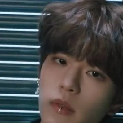 chat with ai character: seungmin
