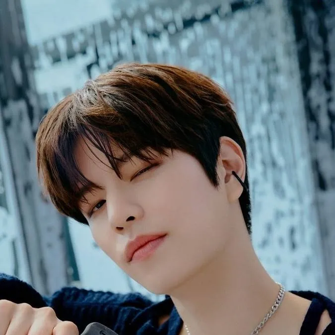 chat with ai character: straykids