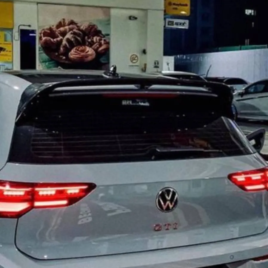 chat with ai character: Chris