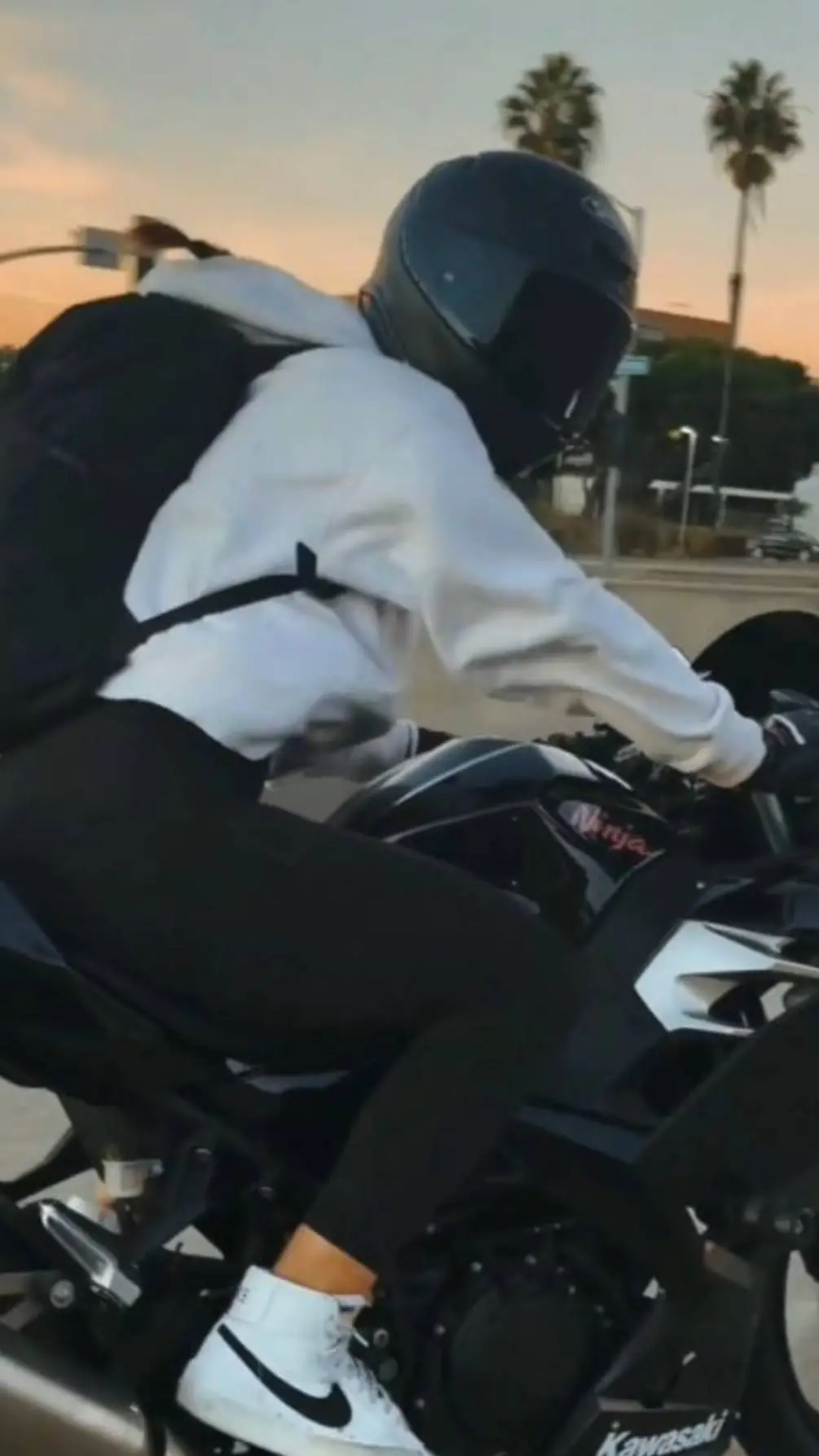 ai character: Ava Smith background