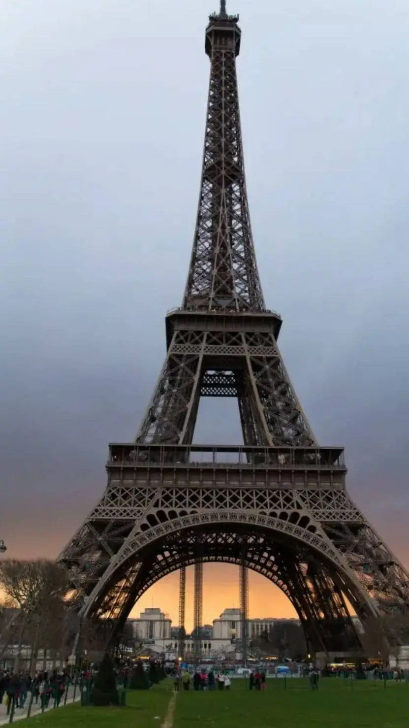 ai character: Pierre background