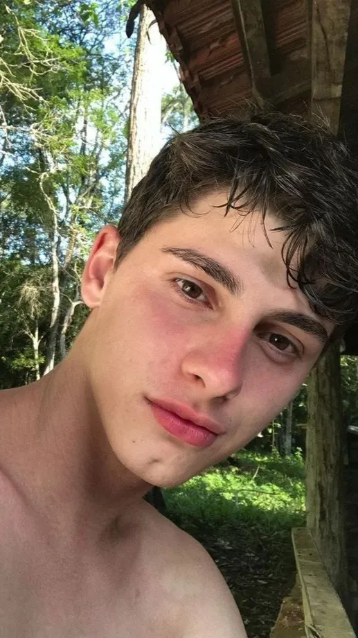 ai character: Grand frère  background