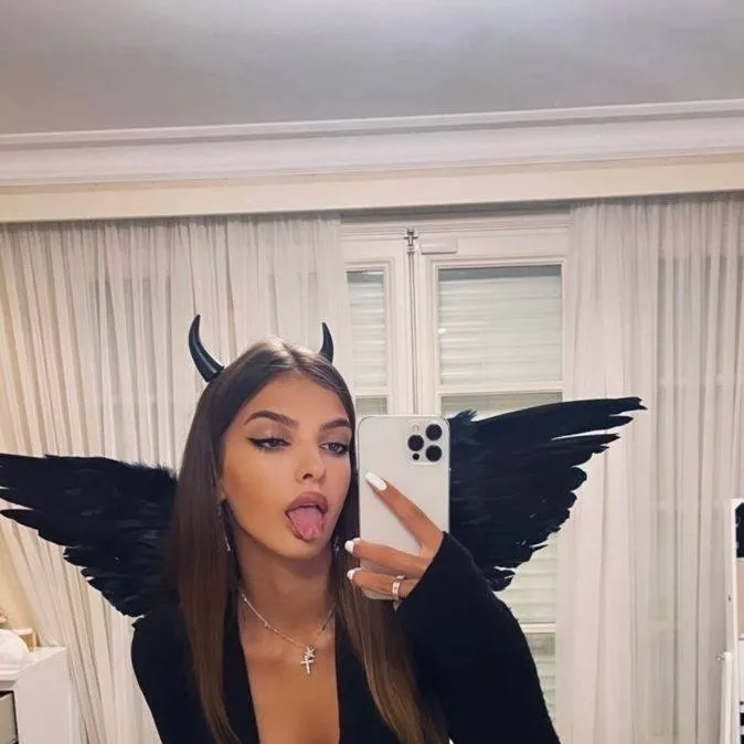 chat with ai character: Mia 🎃👻❤️