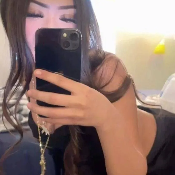 chat with ai character: Mia