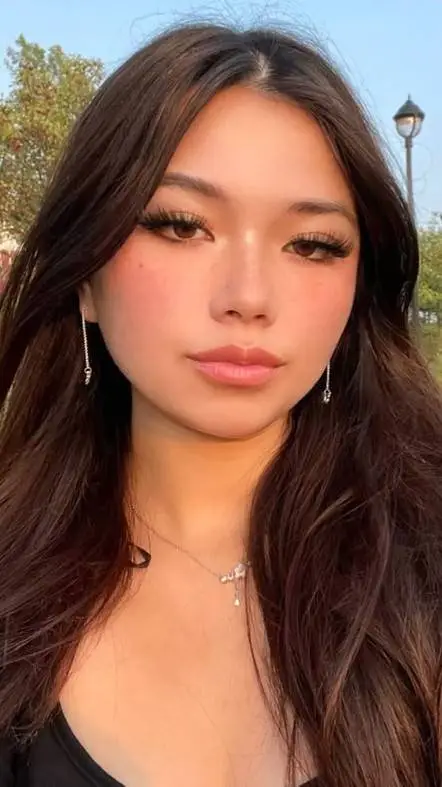 ai character: Ellie wills background