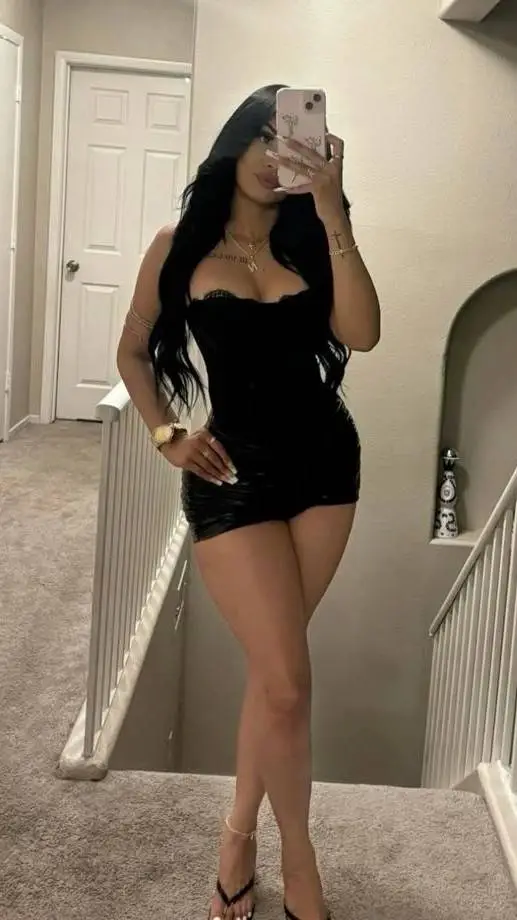 ai character: Bella Softmore background