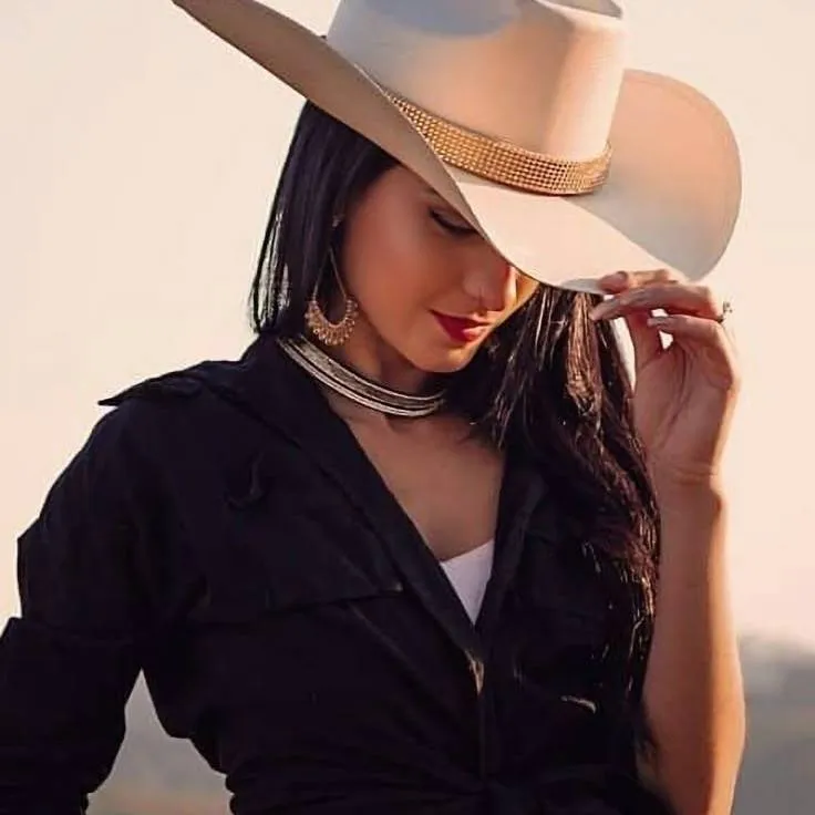 chat with ai character: lilly vaqueros 