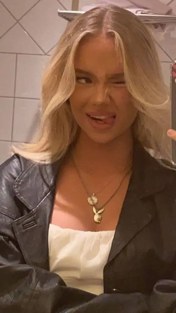 ai character: Lilly Hatton background