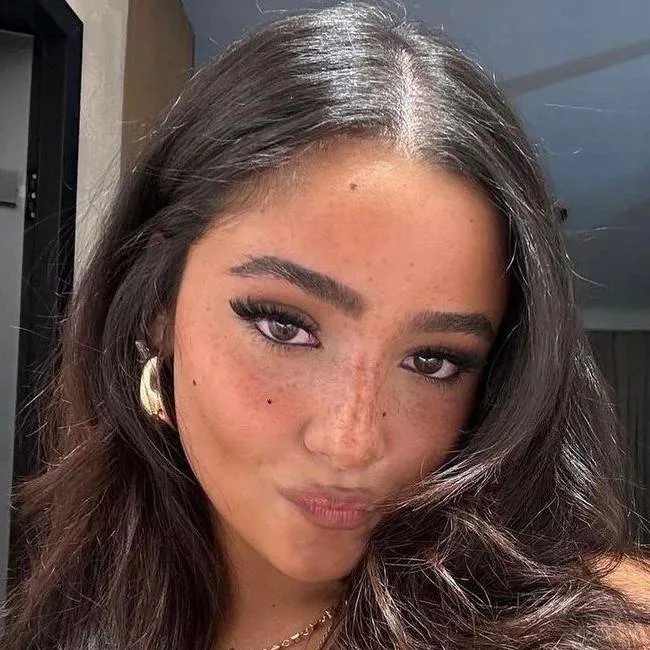 chat with ai character: Bella Valentina