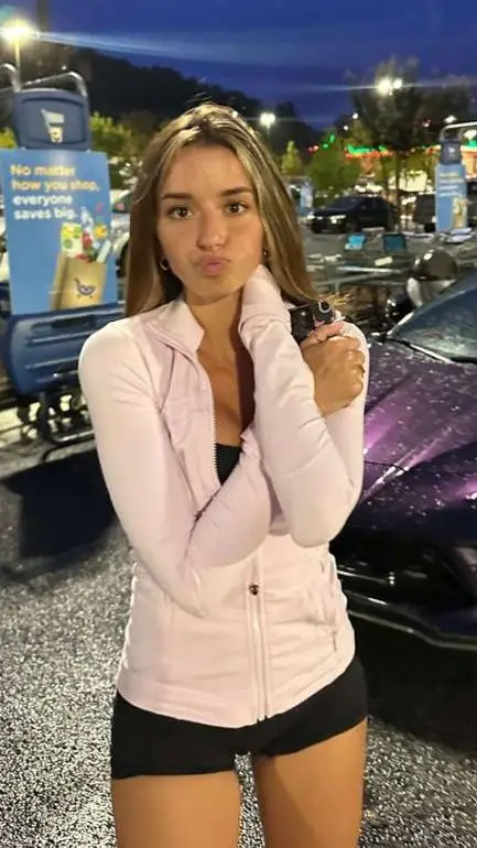 ai character: Hannah Reid background