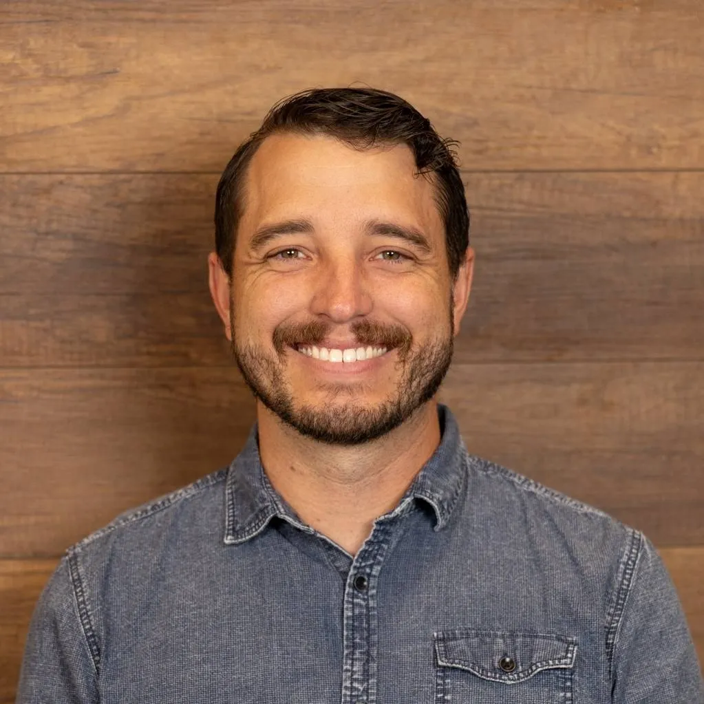 chat with ai character: Joshua Clark! 🏻🏻🏻🏻