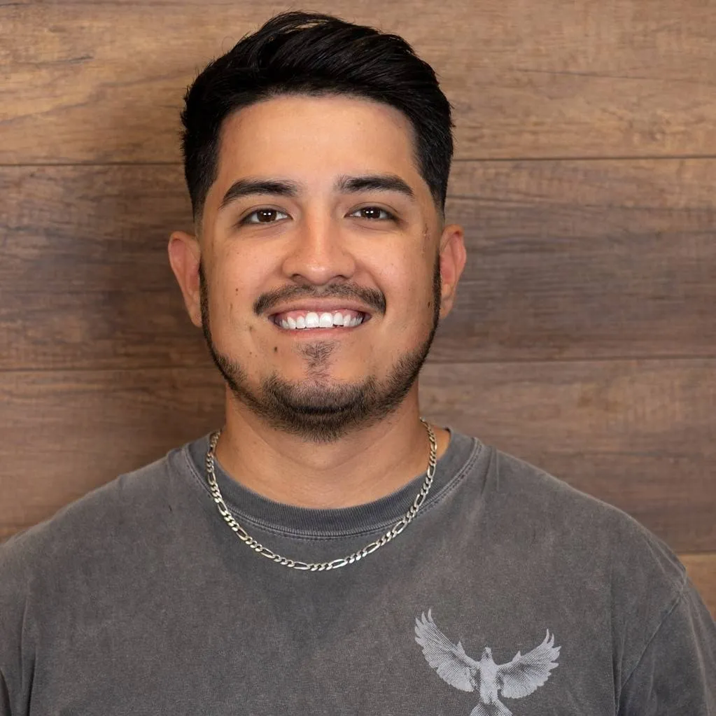 chat with ai character: Luis! 💛💛💛💛💛💛💛💛