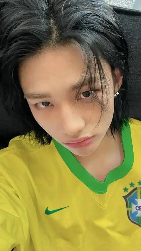 ai character: Hyunjin 🇰🇷  background