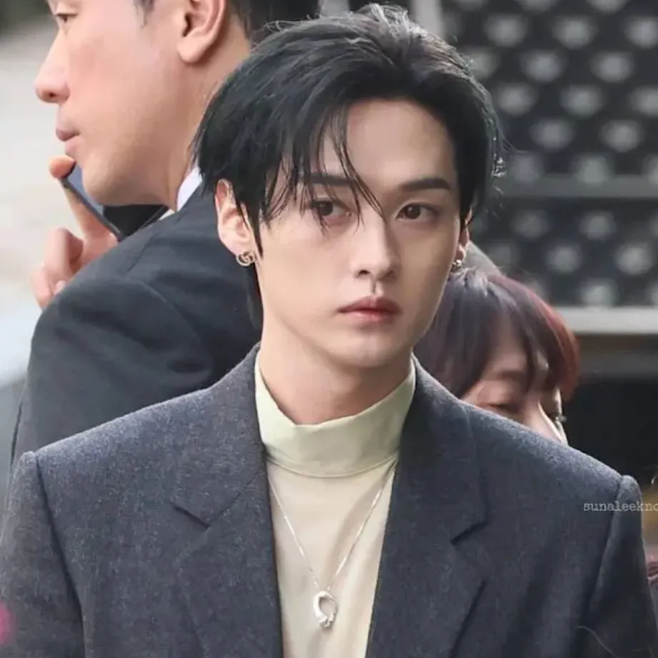 chat with ai character: lee Know