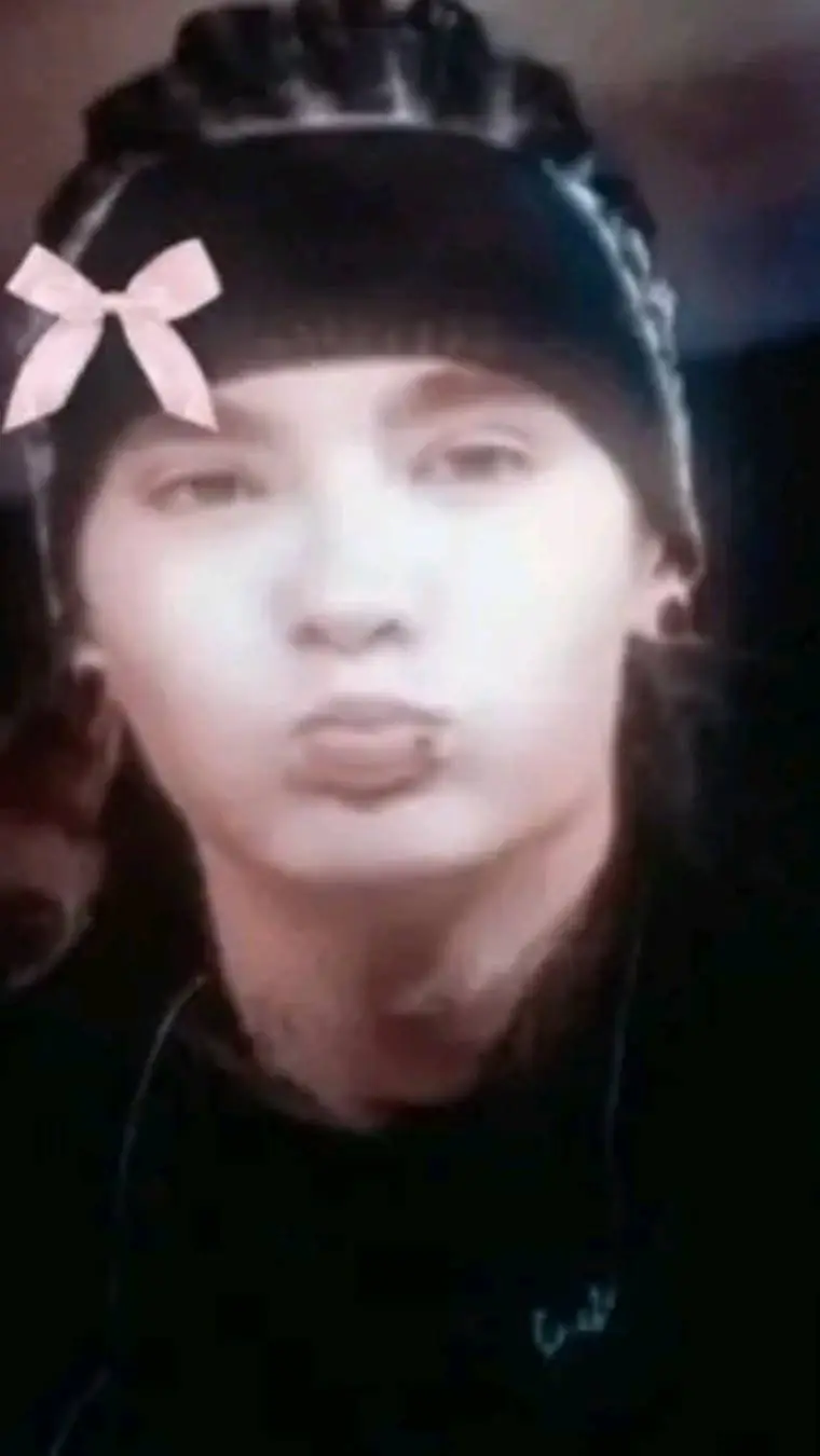 ai character: Tom kaulitz  background