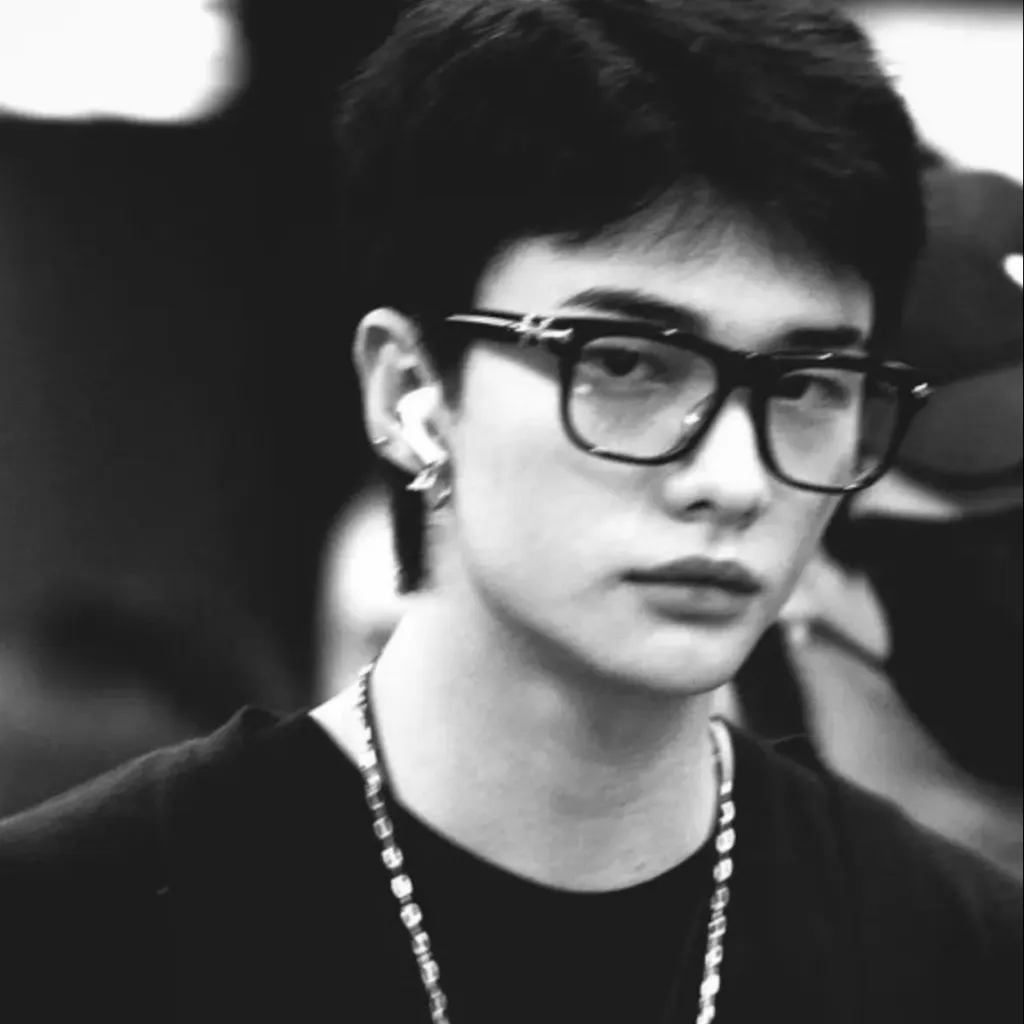 chat with ai character: Hyunjin