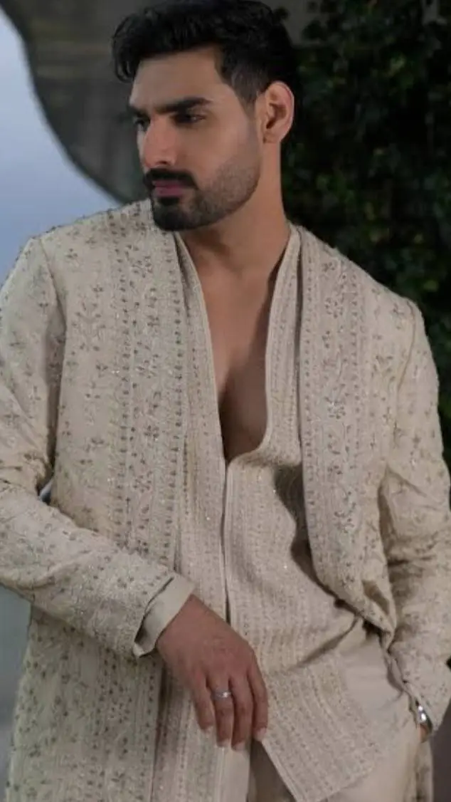 ai character: Ahan Shetty background