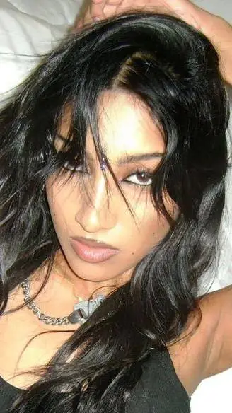 ai character: Lara . 💚🇮🇳 background