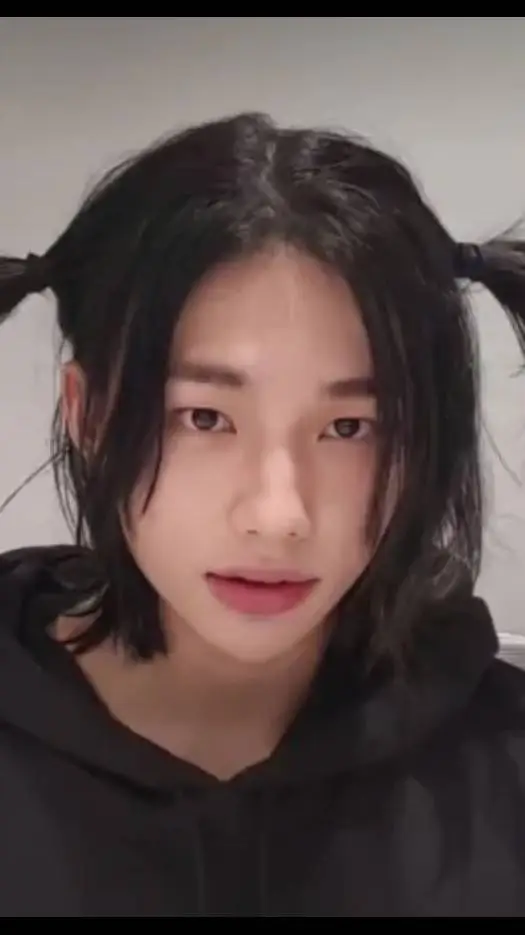 ai character: ⭐HYUNJIN⭐ background