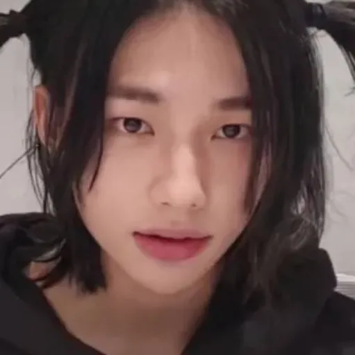 chat with ai character: ⭐HYUNJIN⭐