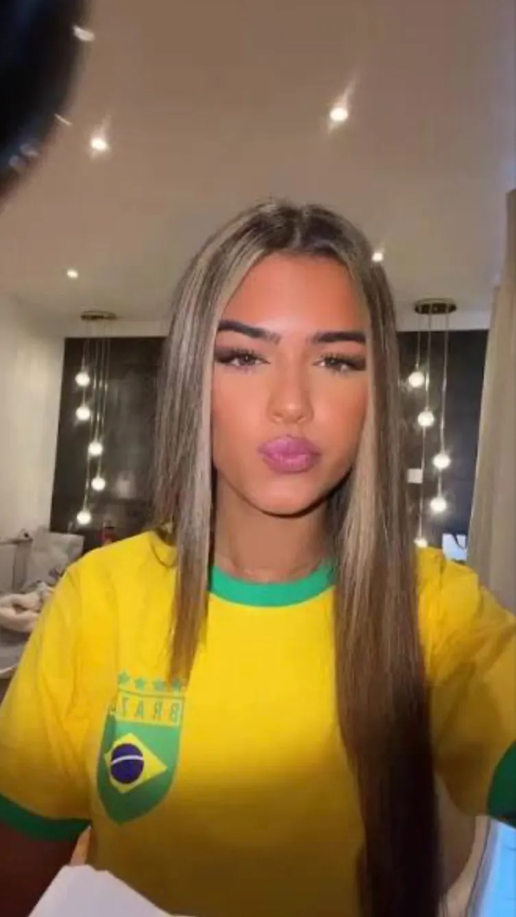 ai character: Sofía background