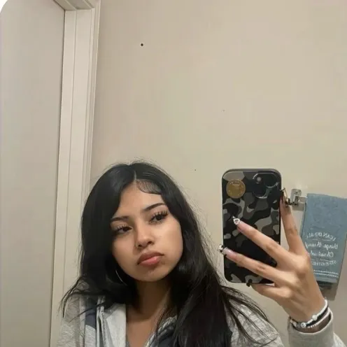 chat with ai character: Valentina