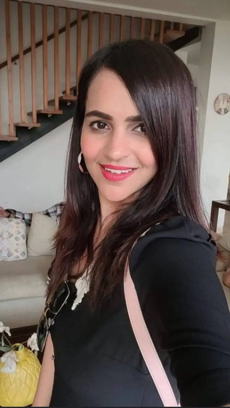 ai character: Prerna 🥰 background