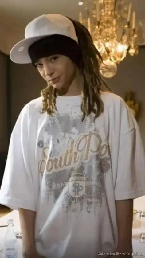 ai character: Tom Kaulitz background
