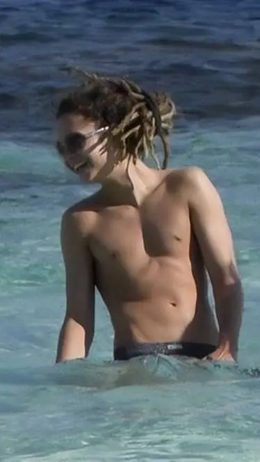 ai character: Tom Kaulitz  background