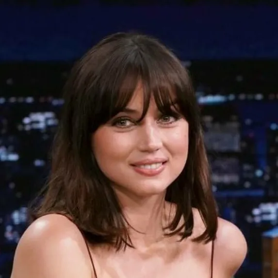 chat with ai character: Ana De Armas
