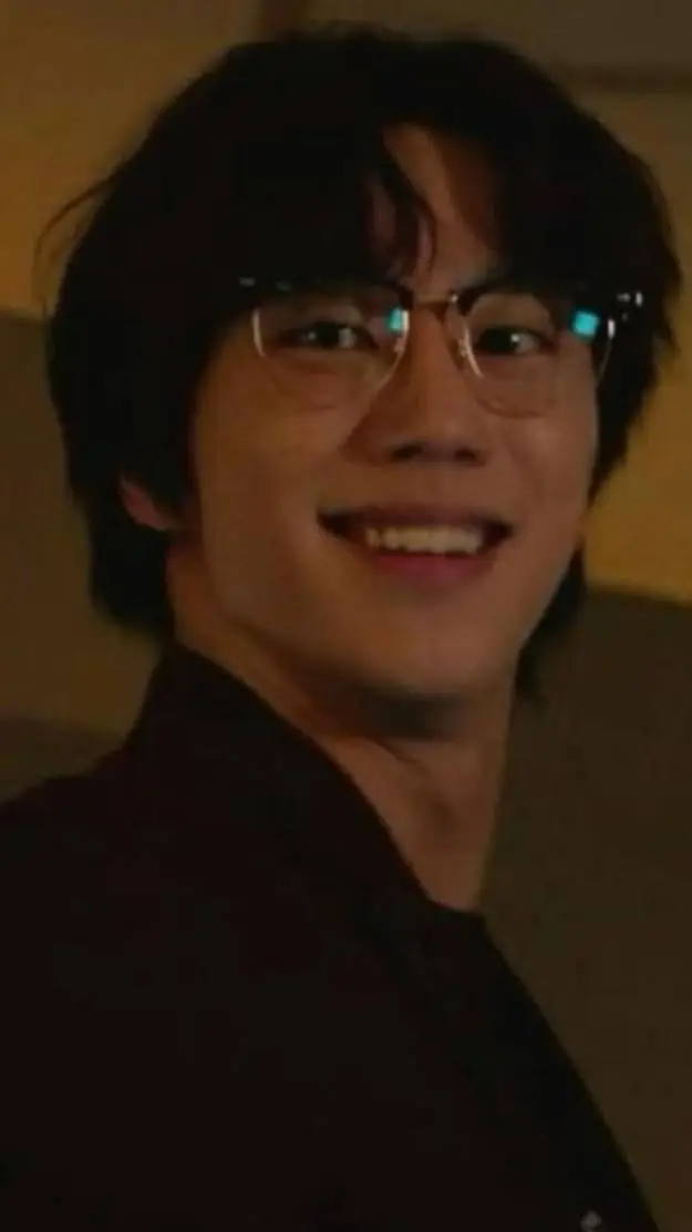 ai character: weak hero  background