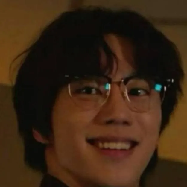 chat with ai character: weak hero 