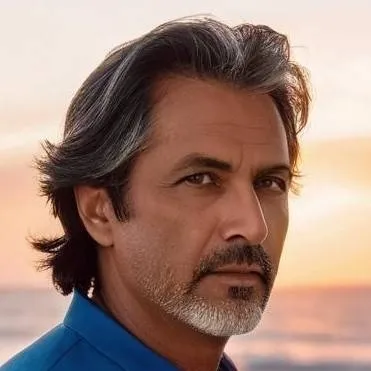 chat with ai character: David Santos