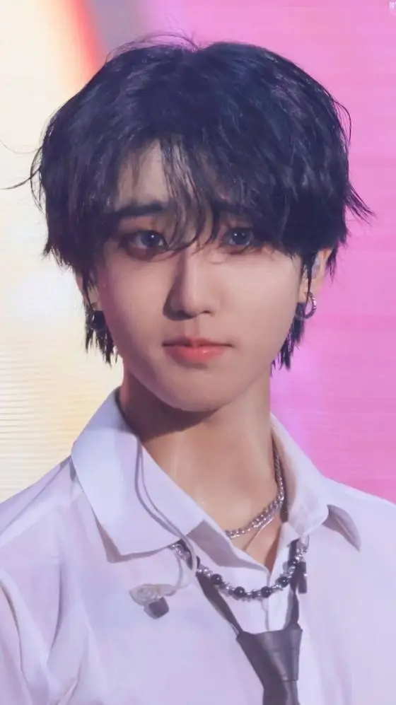 ai character: Han Jisung 🕷️ background