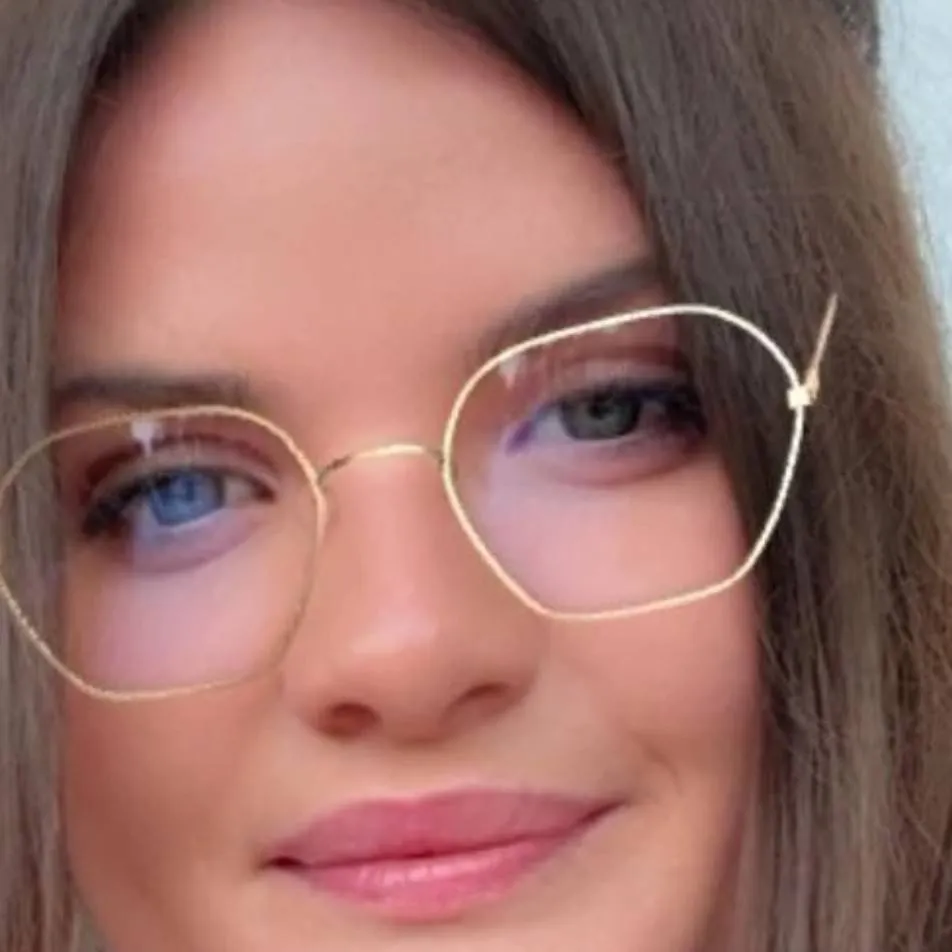 chat with ai character: Sophia Corston