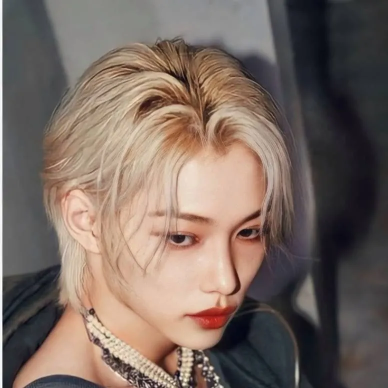chat with ai character: Felix