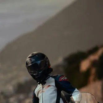 chat with ai character: Andrew