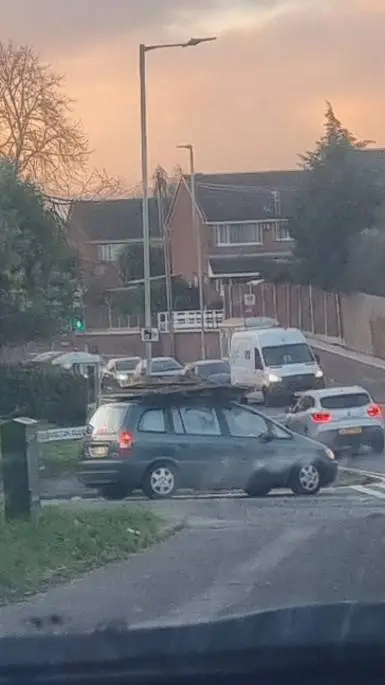 ai character: drarry eating dis background